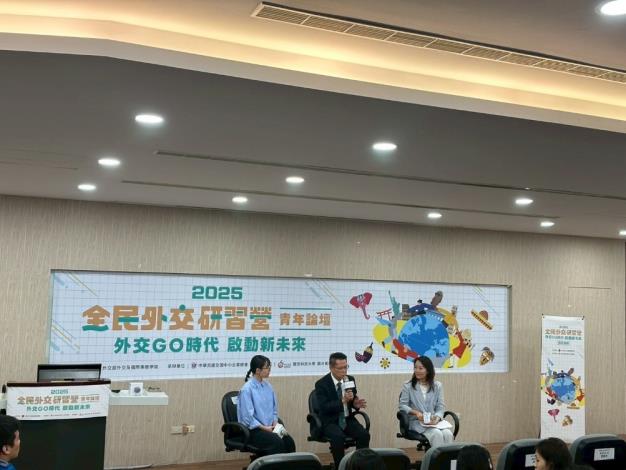國際青年大使朱巧筠(左)、外交部非政府組織國際事務會宋永福副參事 (中)、中華民國全國中小企業總會虞歡庭主持人(右)與學員進行綜合座談交流分享
