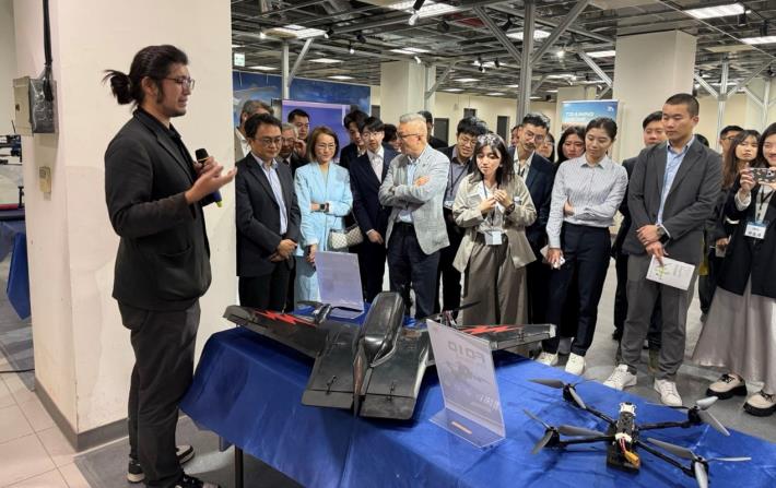 黎副院長率第59期學員班赴亞洲無人機AI創新應用研發中心，實地參觀我國自主研發之各機型無人機