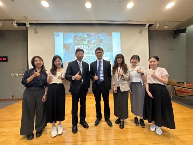 外交學院賴維中公使(左三)、新北市政府秘書處李穎昌代理副處長(右四)，活動結束後與新北市政府職員合影