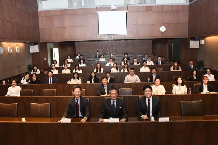 IDIA President Amb. Andrea S. Y. Lee welcomed the students from Tamkang University who take the course on 