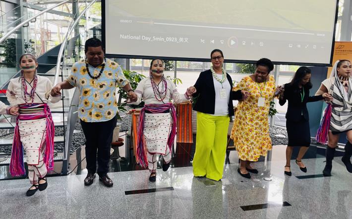 The dancers of Yuan Ling Artist Dance Company (YLADC) invited the participants to join in singing and dancing after the opening ceremony.