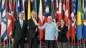 Figure 1: Former President Lech Wałęsa (2nd from right), Bogdan Wałęsa, Chair of the Wałęsa Foundation (far left), François Chihchung Wu, Deputy Foreign Minister and IDIA Chancellor (2nd from left), and Amb. Li Chien-yi, President of the IDIA (far right), photographed in front of the national flags in the IDIA lobby.
