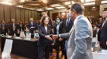 中華民國蔡總統英文（左）在2023年凱達格蘭論壇向日本前首相暨自民黨副總裁麻生太郎眾議員（右）握手致意。