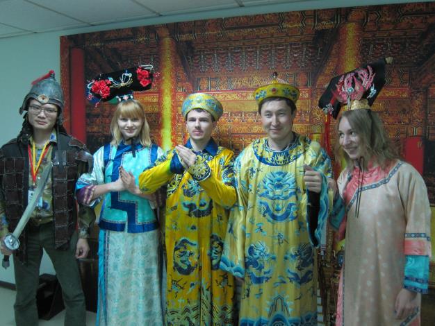 國際青年菁英領袖研習班參訪華視試穿古裝