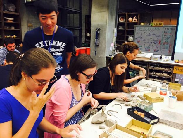 國際青年菁英領袖研習班於鶯歌陶瓷博物館體驗陶藝製作