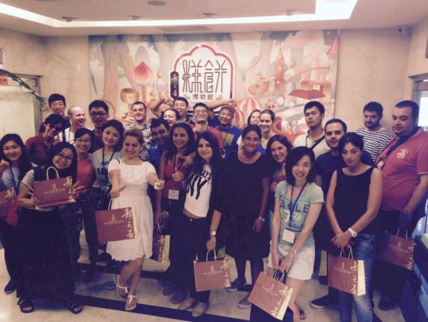 國際青年菁英領袖研習班於郭源益糕餅博物館前合影
