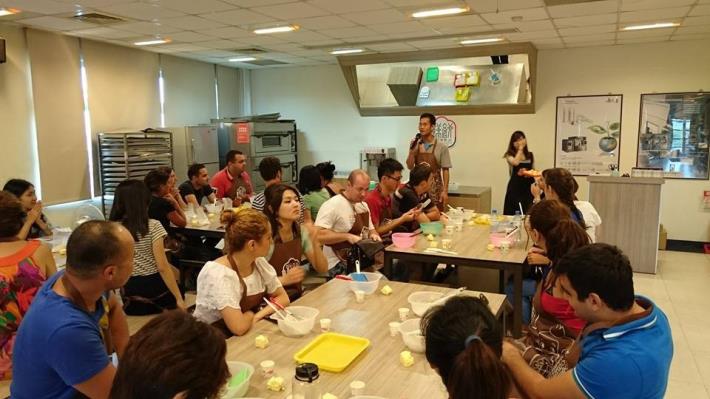 國際青年菁英領袖研習班於郭源益糕餅博物館體驗手做鳳梨酥（二）