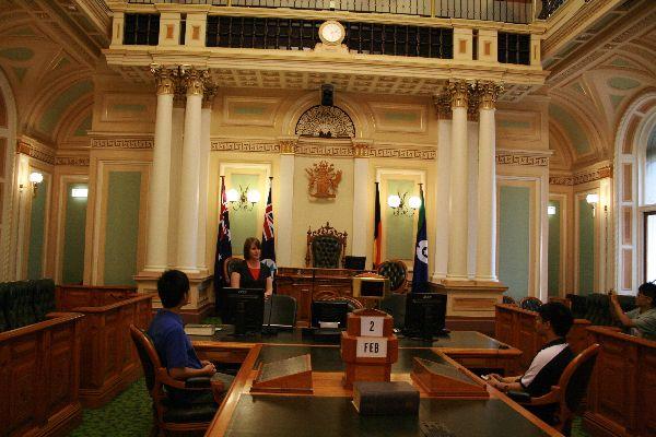 昆州州議會眾議院，兩位建中學生分坐於總理與反對黨領袖位子