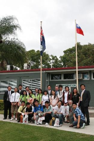 小尖兵訪問團在Benowa高中行政大樓中華民國國旗與昆士蘭州旗前合影