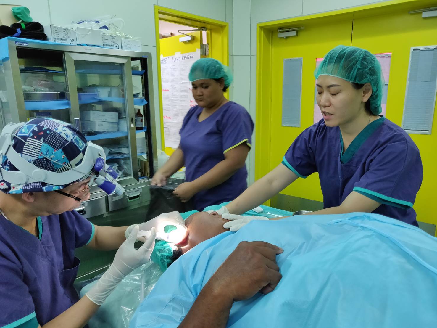 刀房護理師黃新心_協助曹醫師開刀情形-2.jpg