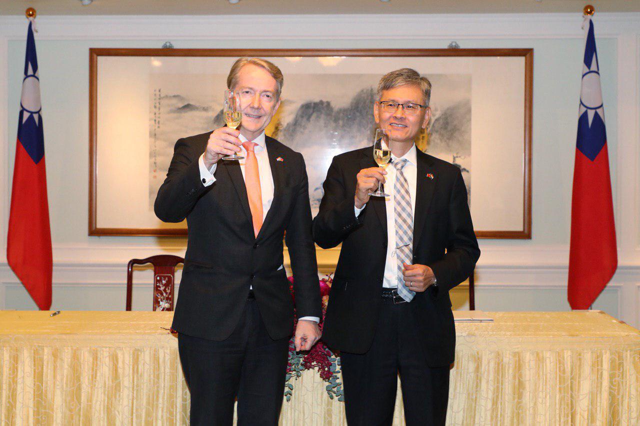 圖說二：簽署儀式後，外交部主任秘書李光章與荷蘭駐臺代表紀維德(Guy Wittich)相互舉杯祝賀.jpg
