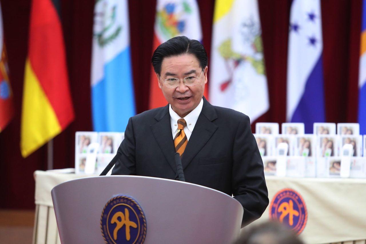 圖說一：外交部長吳釗燮在泰博科技公司捐贈額溫槍及自動測量系統典禮上致詞。