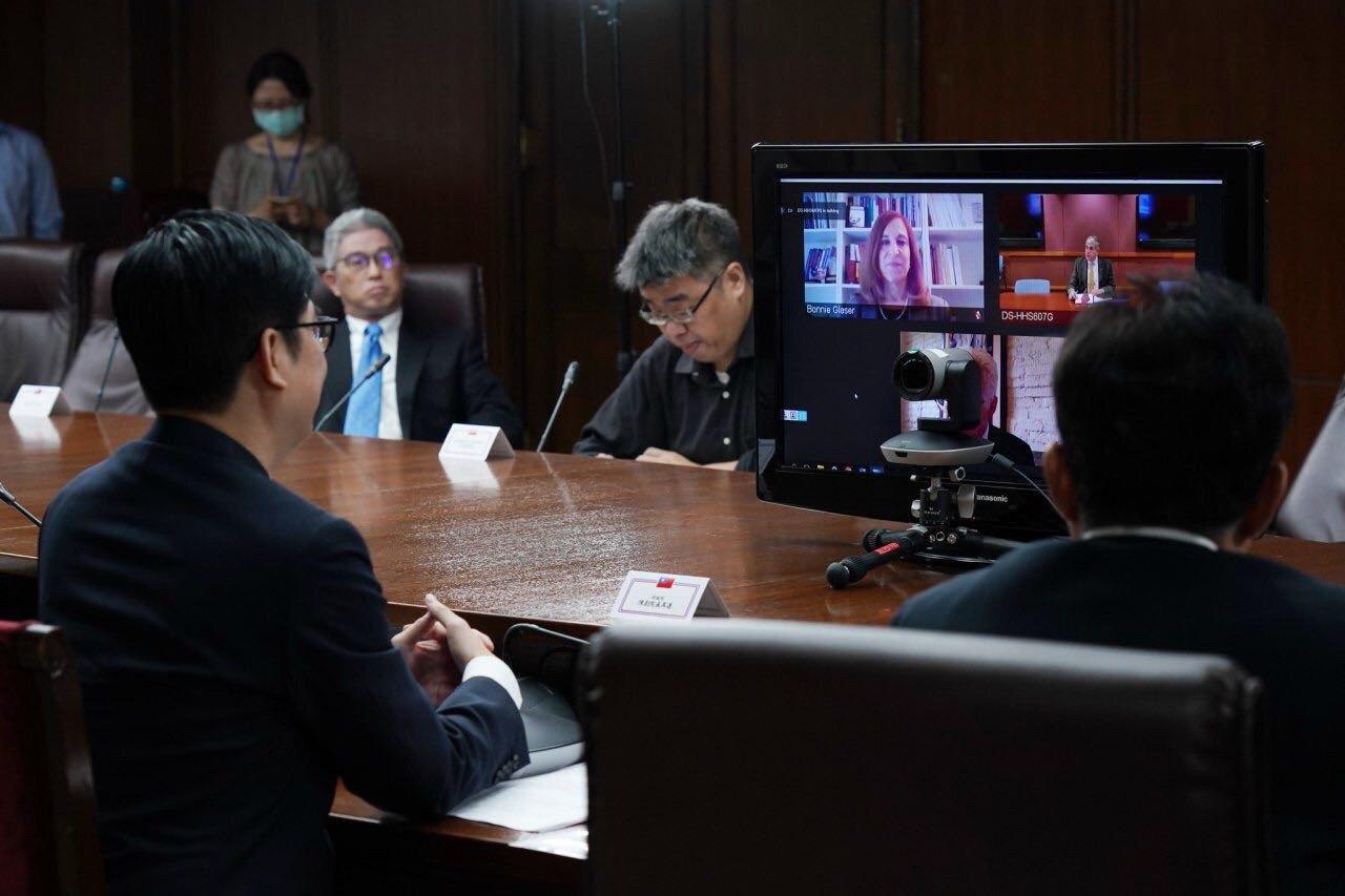 陳副院長其邁於台北時間5月8日晚間與美國衛福部及「戰略暨國際研究中心」（CSIS)進行線上會議分享臺灣防疫成果
