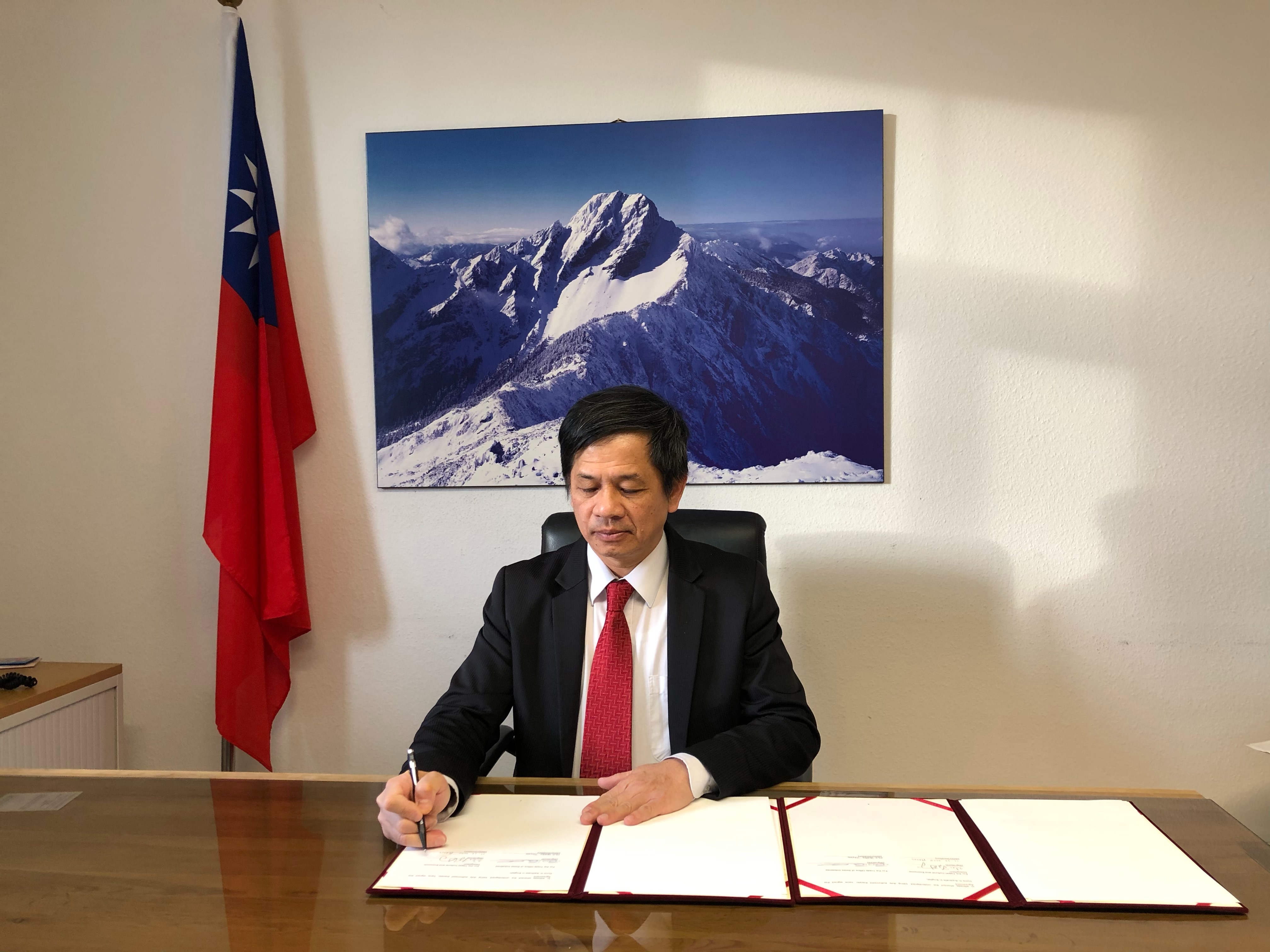 圖說1：駐瑞士代表處黃偉峰大使於伯恩簽署台瑞移交受刑人協定